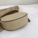 ⁦حقيبة كتف كروس للنساء - محفظة هوبو خفيفة الوزن مع حزام قابل للتعديل، حقيبة يد عصرية للاستخدام اليومي والعمل والسفر⁩ - الصورة ⁦3⁩