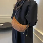 ⁦حقيبة كتف نسائية كاجوال نقشة نمر⁩ - الصورة ⁦4⁩