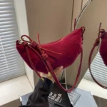 ⁦حقيبة كتف نسائية كاجوال نقشة نمر⁩ - الصورة ⁦3⁩