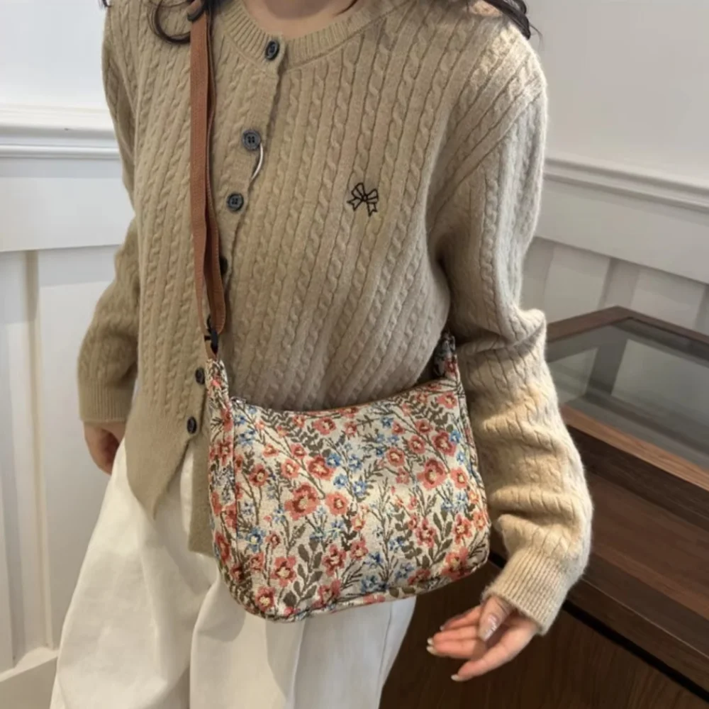 kf-S53ffa596e8384c878ab81a97d09f16d33 حقيبة كاجوال منقوشة بطبعة زهور - الصورة 1