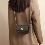 ⁦FOXER المرأة الصغيرة التوقيع حقيبة كروسبودي الفتاة مشبك رفرف سلسلة حقيبة كتف الهاتف المحمول حقيبة يد محفظة هدية للزوجة والحبيب⁩ - الصورة ⁦2⁩