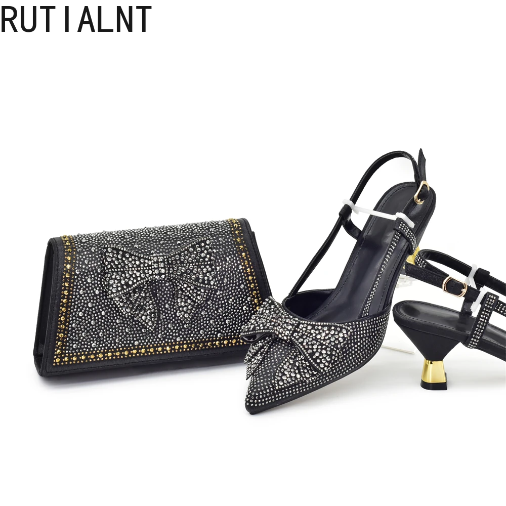 kf-Sc37fd560eb0b44afaa7c7fa141b8682cA مجموعة حذاء وحقيبة مرصعة بالأحجار - الصورة 1