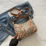 ⁦حقيبة كاجوال منقوشة بطبعة زهور⁩ - الصورة ⁦3⁩