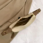 ⁦حقيبة كتف كروس للنساء - محفظة هوبو خفيفة الوزن مع حزام قابل للتعديل، حقيبة يد عصرية للاستخدام اليومي والعمل والسفر⁩ - الصورة ⁦5⁩